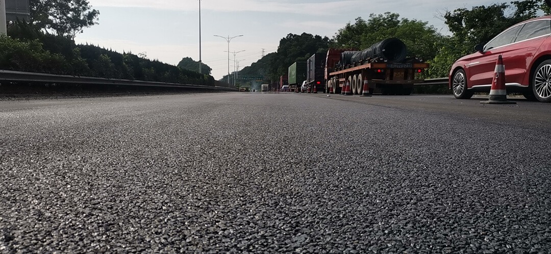 龙大高速路面施工 超薄沥青磨耗层 沥青施工案例