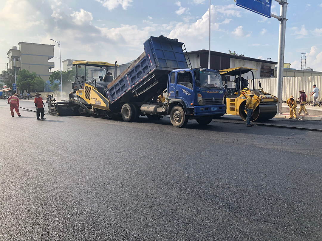 东莞市黄江镇袁江路沥青路面铺设施工案例