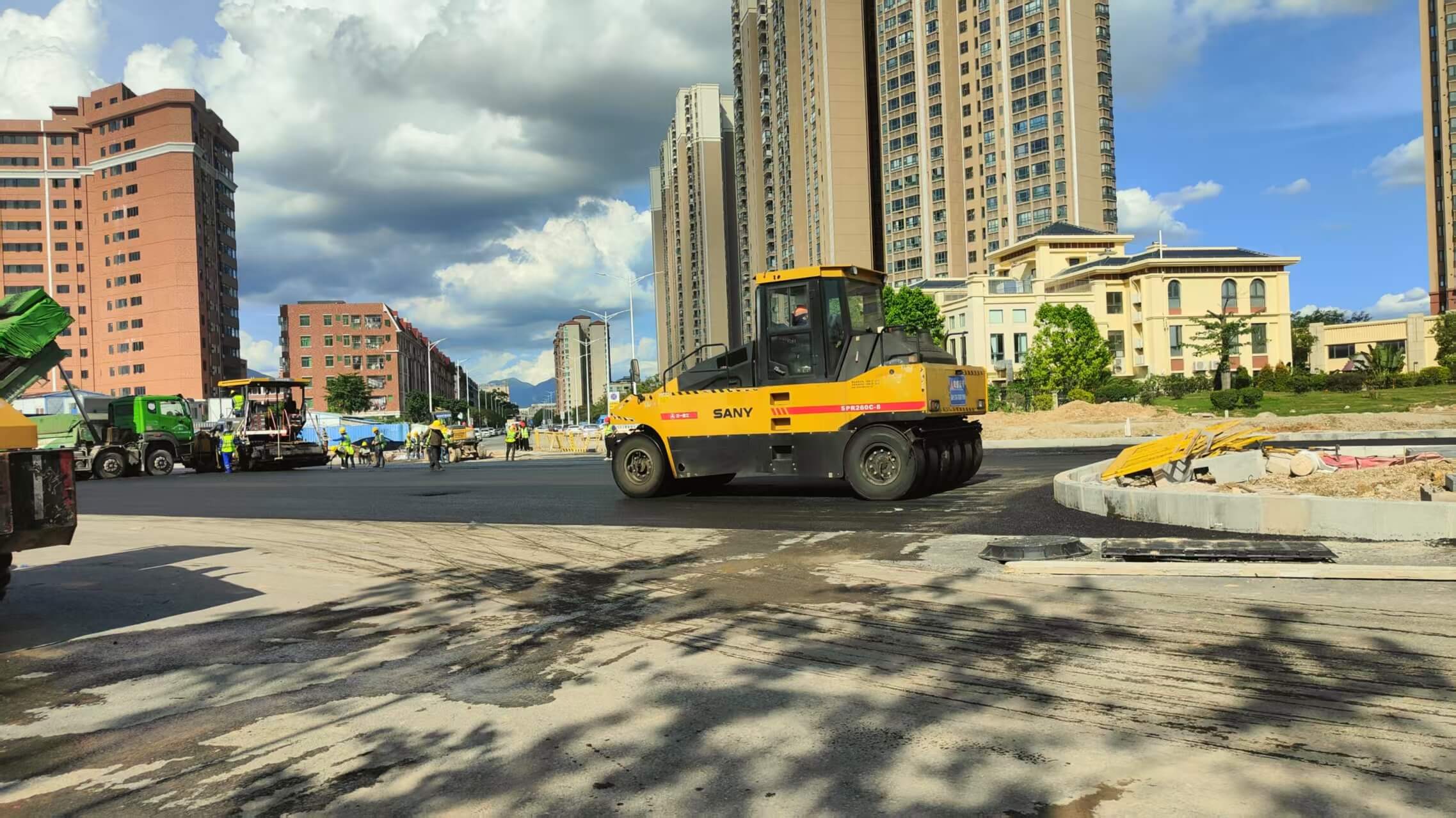 东莞塘厦市政道路沥青摊铺施工